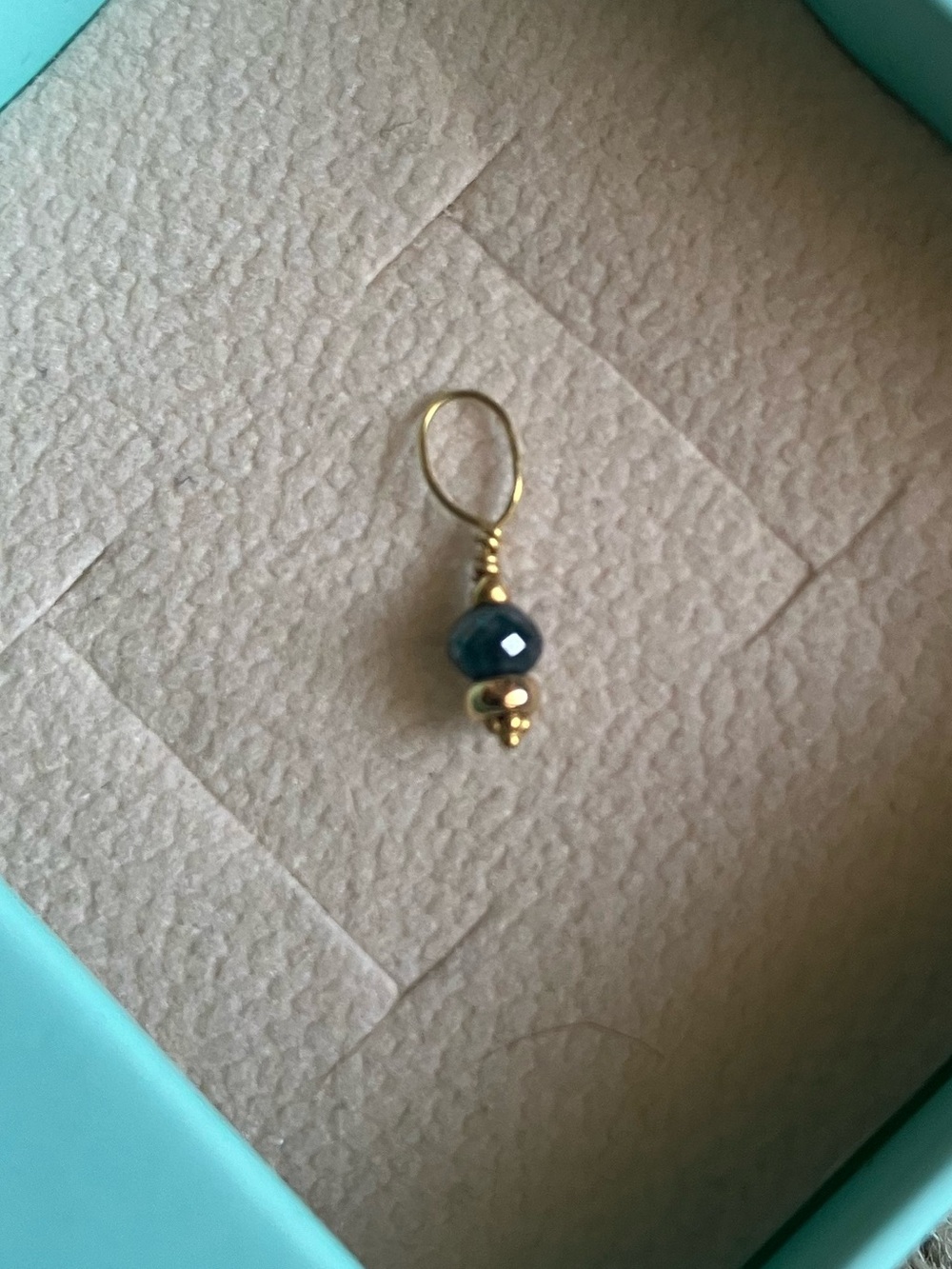18k gold blue diamond pendant/charm